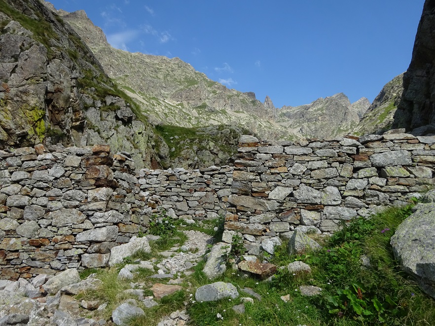 Le Mur des Italiens en forme de chicane qui servait de point de péage sur la route du sel