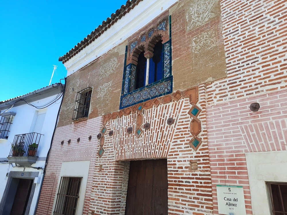 Fenêtre mudéjar de la Casa del Ajimez (XVe siècle) sur la calle Botica
