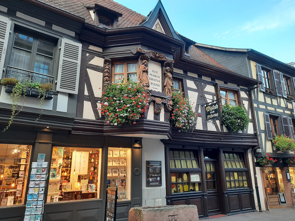 La superbe maison des Ménestriers au 14 Grand'Rue avec un oriel sculpté en 1680