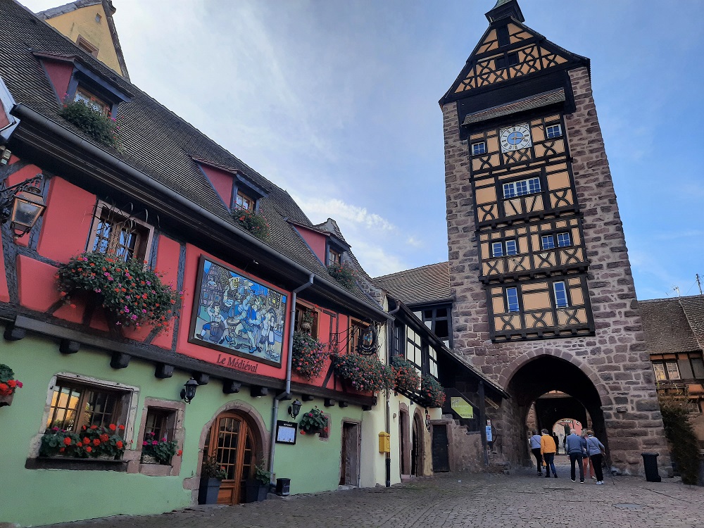 Vue sur la Porte Haute qui marque l'entrée du village