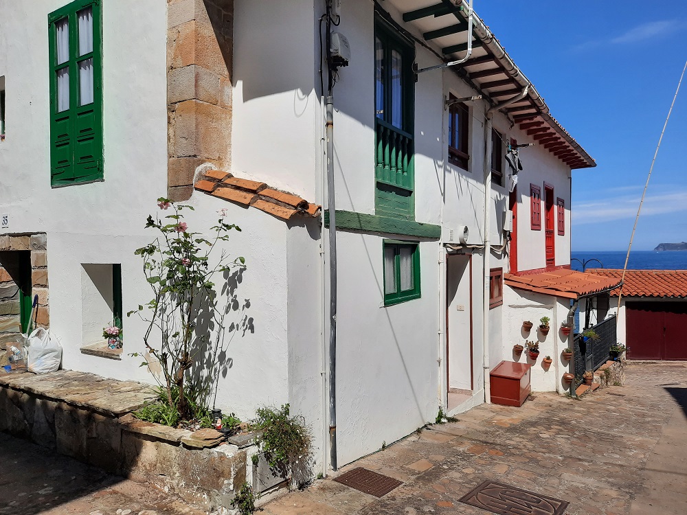 Rue descendant au petit port de Tazones