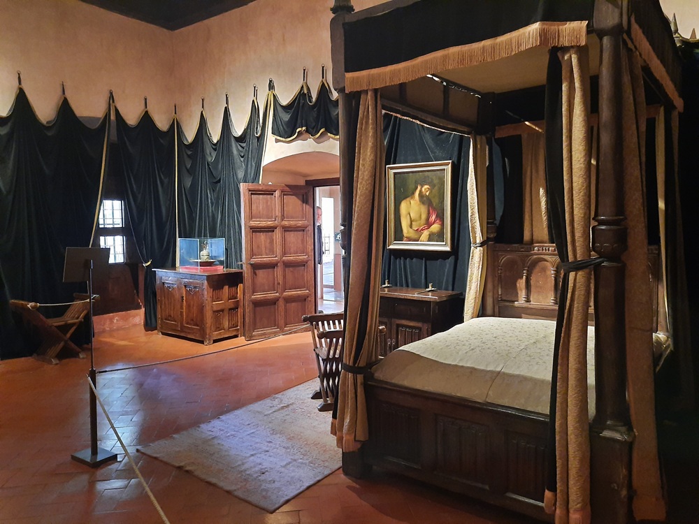 Sa chambre très simplement meublée