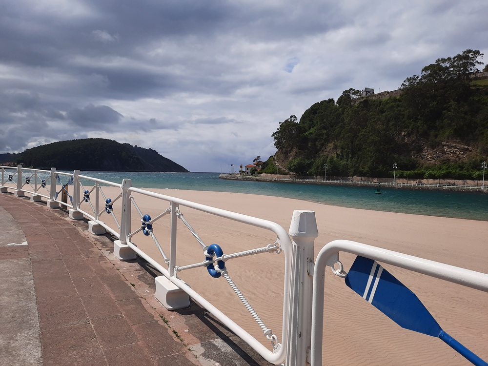 La plage du côté de l'embouchure de la rivière Sella