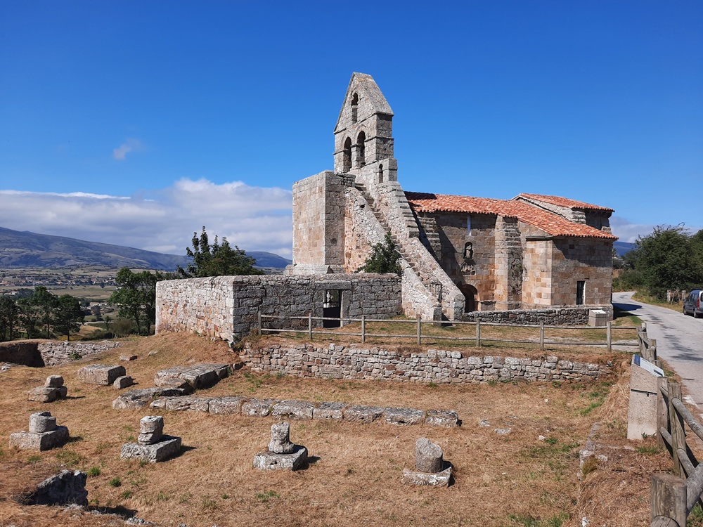 Cet endroit correspondait au forum de Julióbriga construit vers les années 80-90 après J.-C. ; derrière il y a une très belle église romane