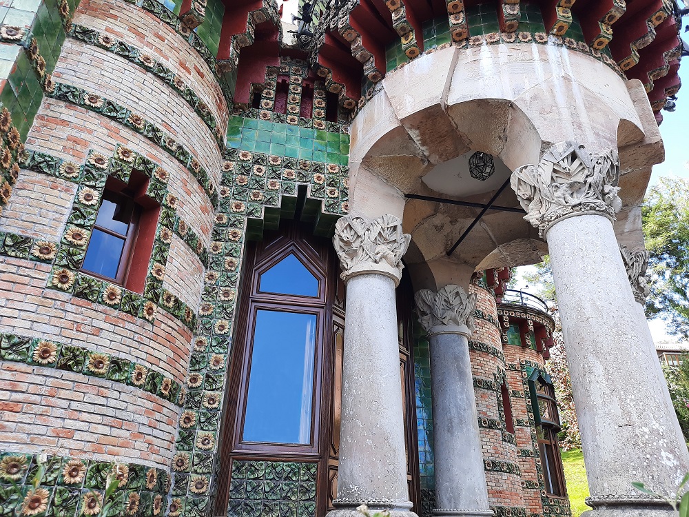 L'entrée avec des motifs floraux partout pour répondre à la grande passion des plantes du propriétaire