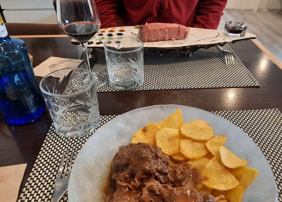 Mon Estofado de Toro présentait moins bien que le Tataki de thon de mon mari mais il était délicieux !