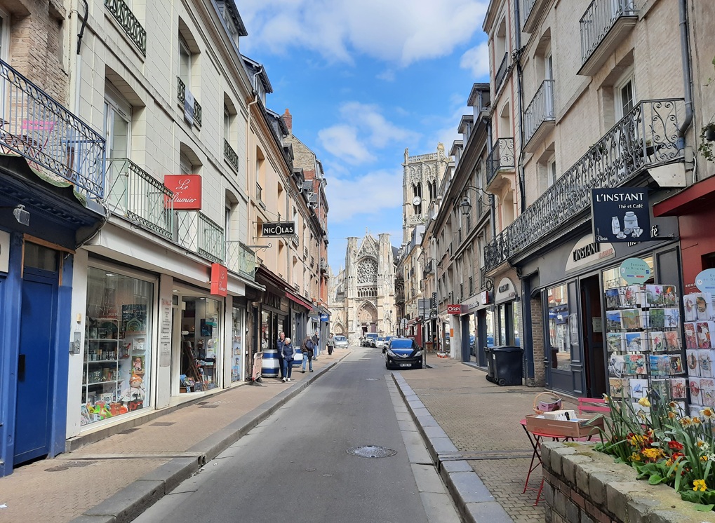La rue Saint-Jacques avec l'église éponyme au bout