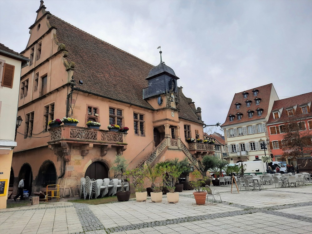 Sur la place de l'Hôtel de ville, La Metzig, ancien siège de la corporation des bouchers est le plus beau bâtiment de la ville datant de 1583
