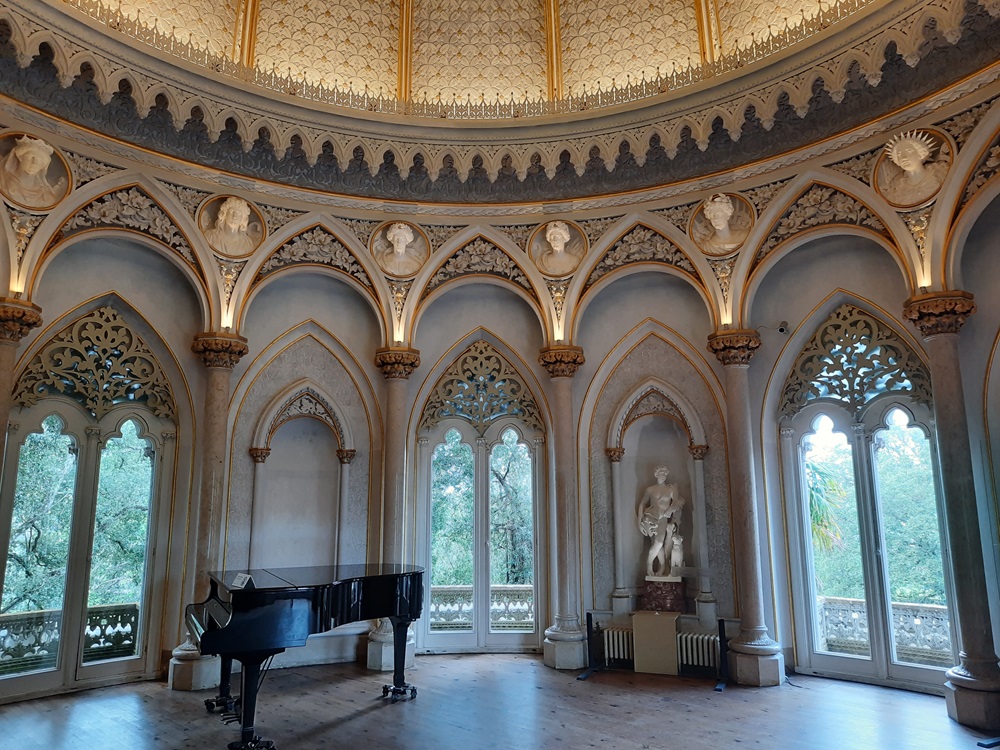 Le salon de musique est la plus belle pièce, ce piano étant d'ailleurs un des très rares meubles du palais 