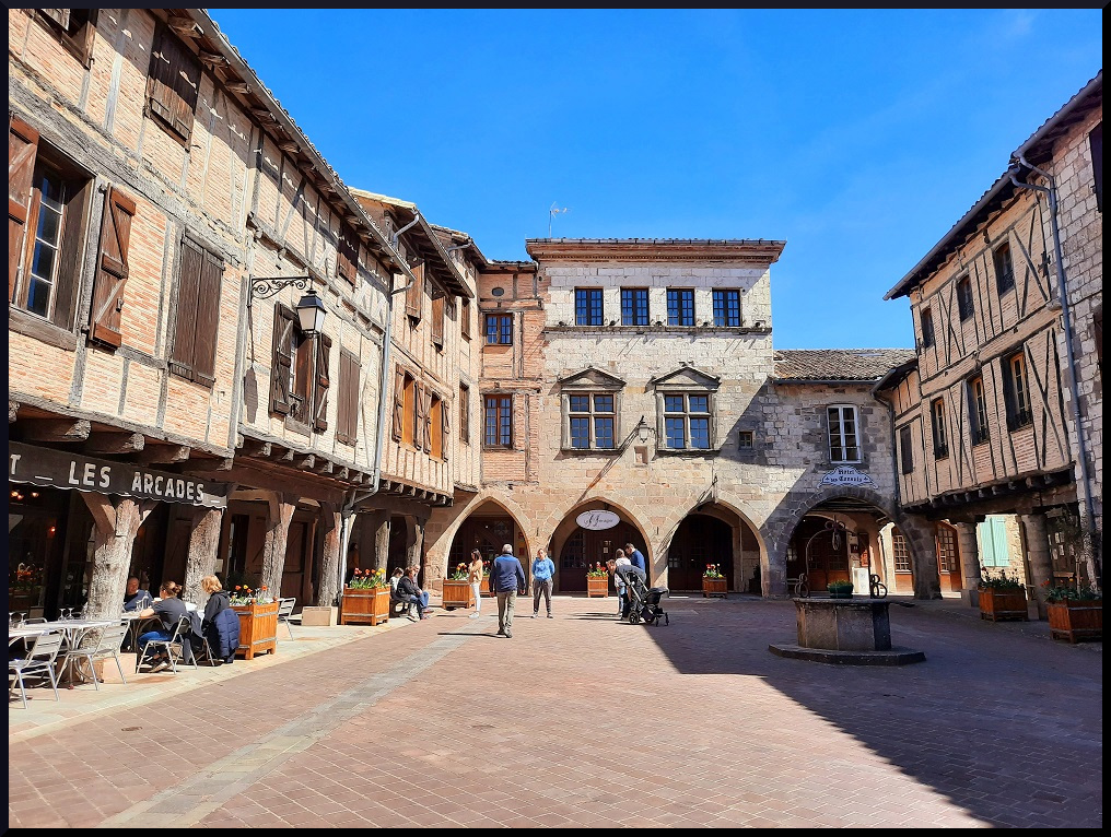 Place des Arcades à Castelnau-de-Montmiral