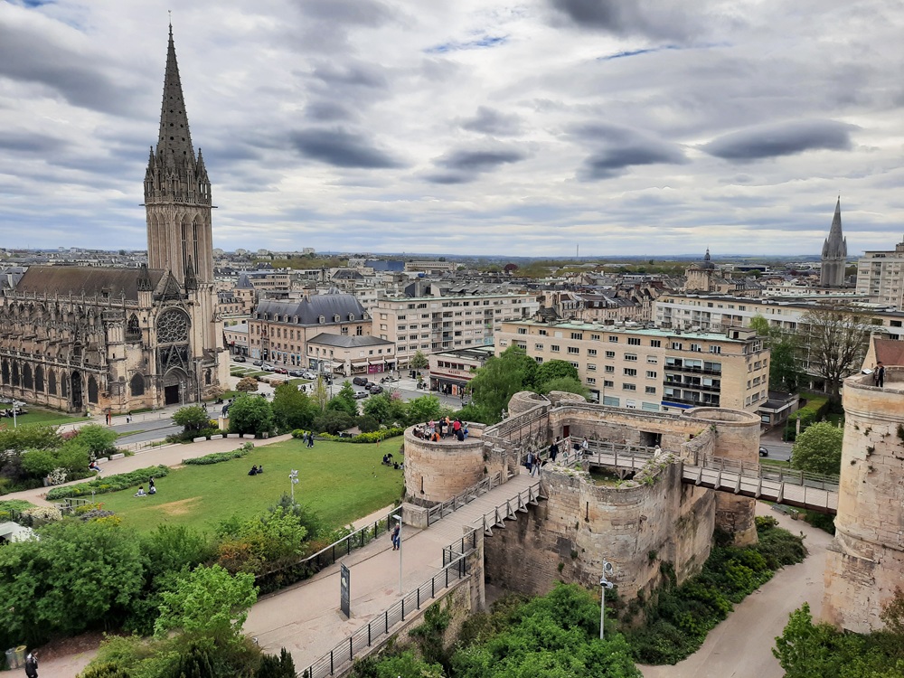 Vue sur l'église Saint-Etienne depuis les remparts du château
