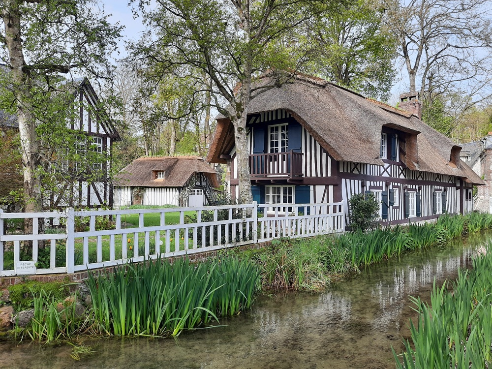 Cette maison au toit de chaume, rue Geneviève Billard est certainement la plus photographiée de Veules-les-Roses