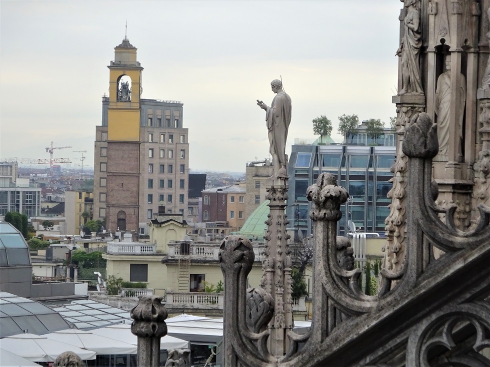 Au loin, le clocher de la basilique San Carlo al Corso