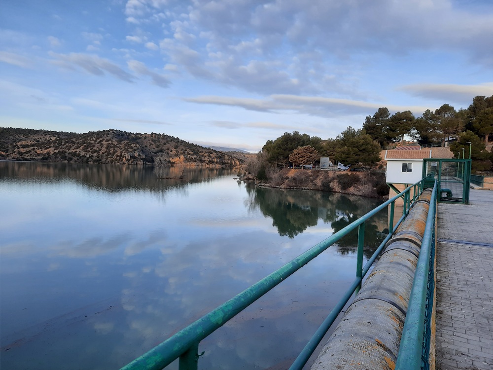 Le lac de la retenue d'eau del Arquillo de San Blas