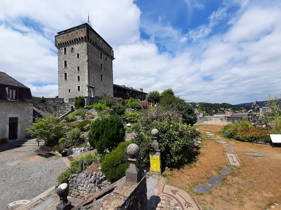 La cour du château avec le donjon du XIe siècle