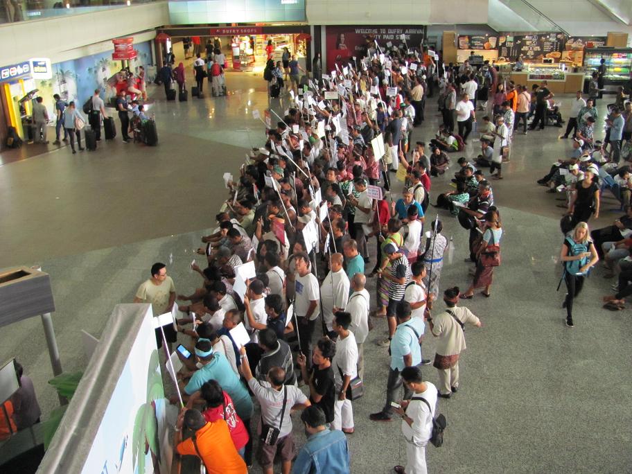 Le hall des arrivées à l'aéroport