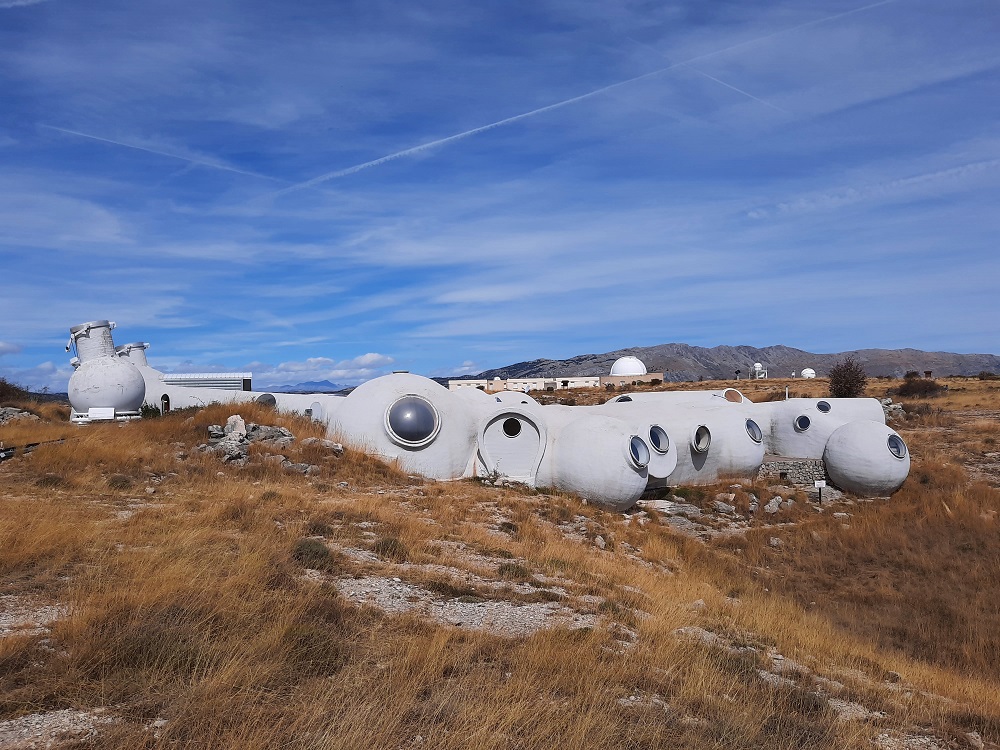 Le bâtiment de l'interféromètre semble sorti du dessin animé des Barbapapa. Il fut dessiné par l'architecte Antti Lovag, celui qui construisit le Palais Bulle de Pierre Cardin à Théoule-sur-Mer.