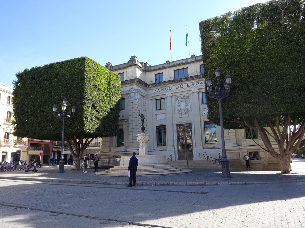 El Banco de España avec deux arbres taillés au cordeau