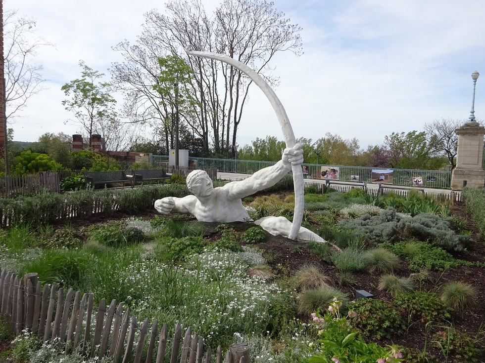 Sculpture en résine et poudre de marbre réalisée par Corinne Chauvet en 2019 en hommage à la sculpture Héraklès Archer de Bourdelle