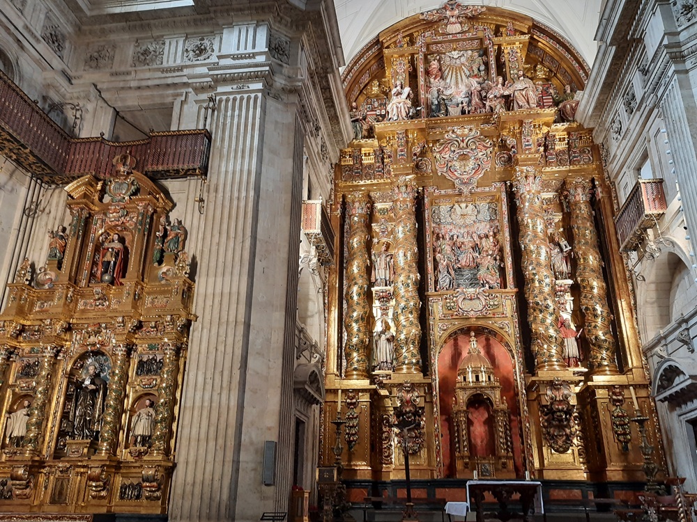 Deux des retables de la Clerecía ; on est dans le baroque bien chargé !