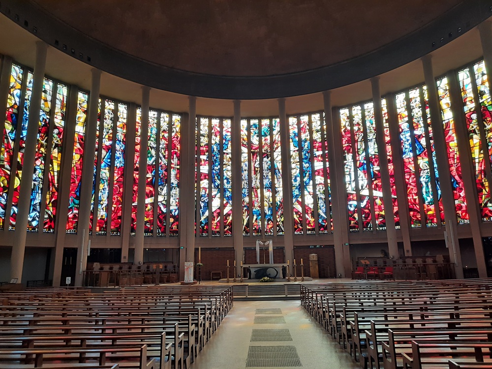 Mais les vitraux qui font pratiquement le tour de l'église sont spectaculaires !