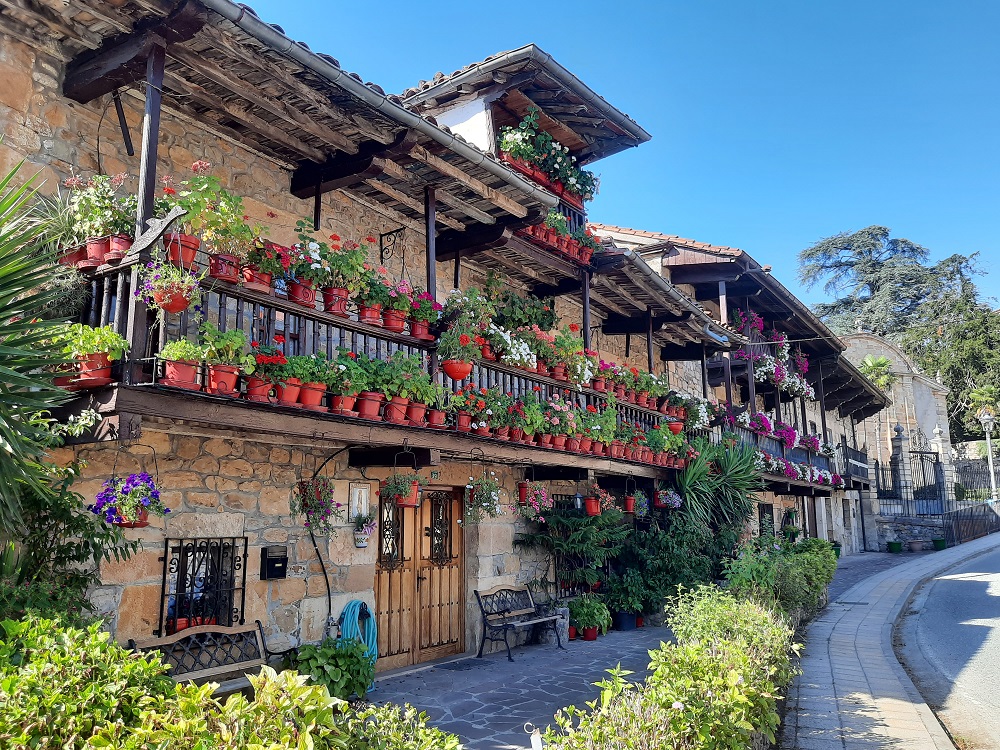 Regardez cette splendeur de maison fleurie pasiega juste à côté du Palacio de Soñanes