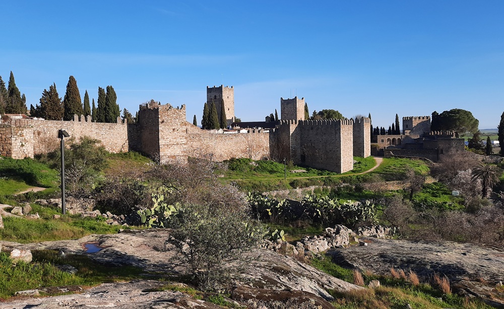 Si on se promène sur le petit sentier qui part de l'Alcazaba et longe la muraille, on a une belle vue sur l'Alcazar de los Bejarano et il n'y aura pas foule !