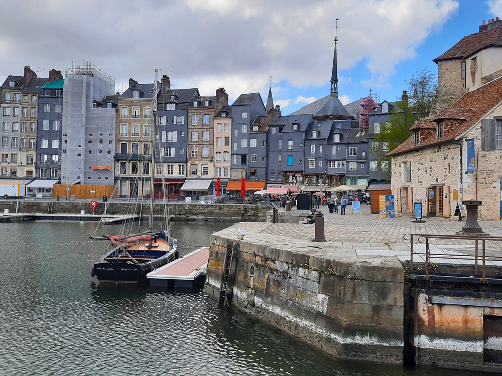 Le port de Honfleur avec deux maisons bachées en avril 2026 car elles menaçaient de s'effondrer !