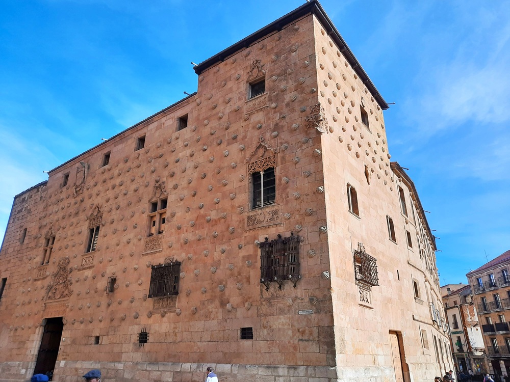 La Casa de las Conchas et sa façade aux 366 coquilles Saint-Jacques