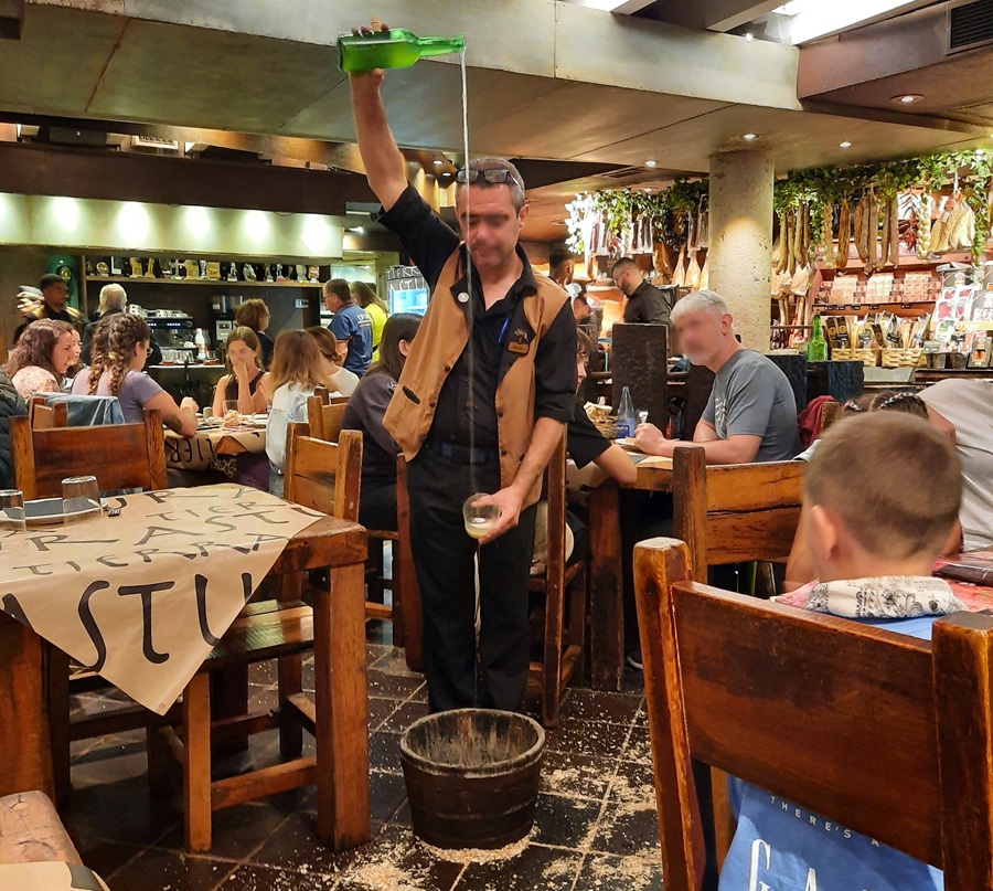 Le serveur a beau être expérimenté, il se place prudemment au-dessus d'un seau 😉