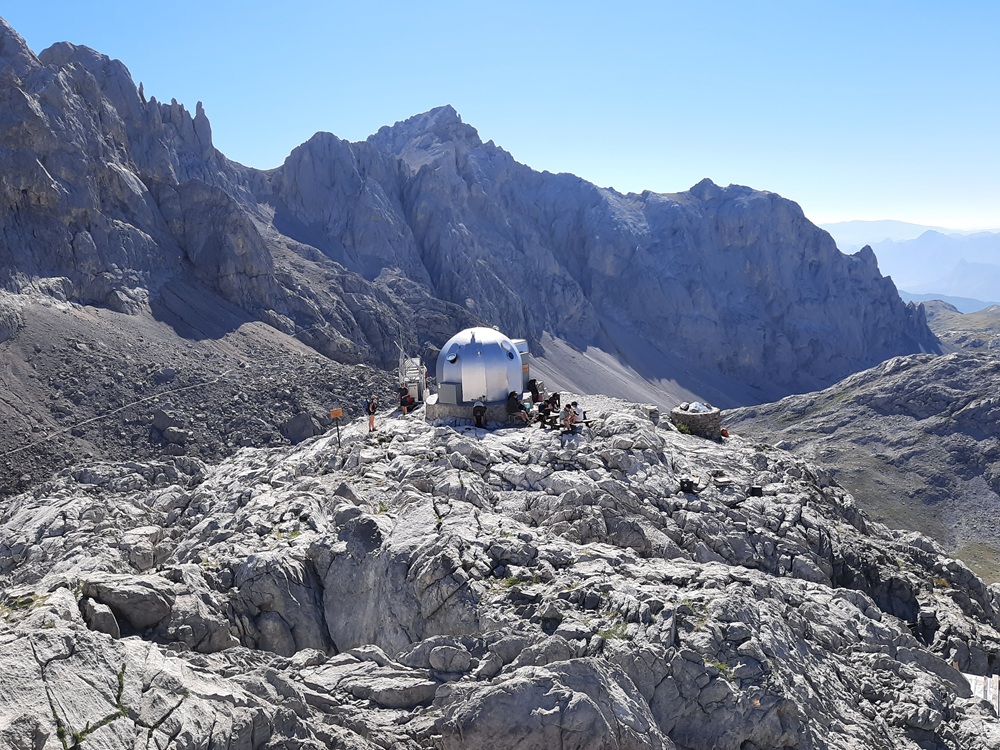Et enfin le très photogénique refuge de poche de 9 m² qui porte le nom d’une des filles du promoteur qui l’a fait construire en 1961. Le métal provient d’une batterie antiaérienne d’un porte-avion américain !