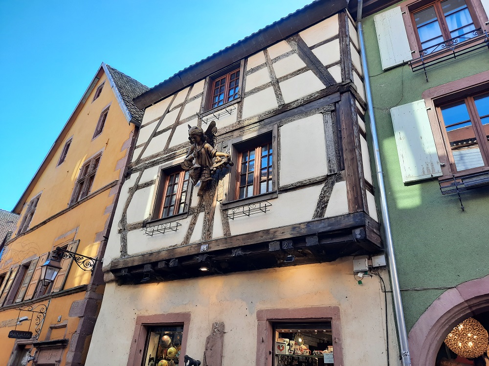 Un peu plus loin, cet ange qui veille sur les passants