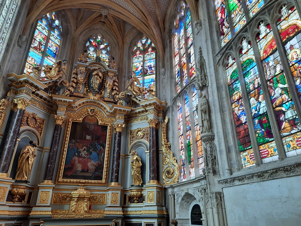 Les très beaux vitraux de l'église Saint-Remy