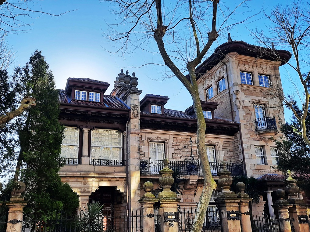Au 96 Paseo Menéndez Pelayo