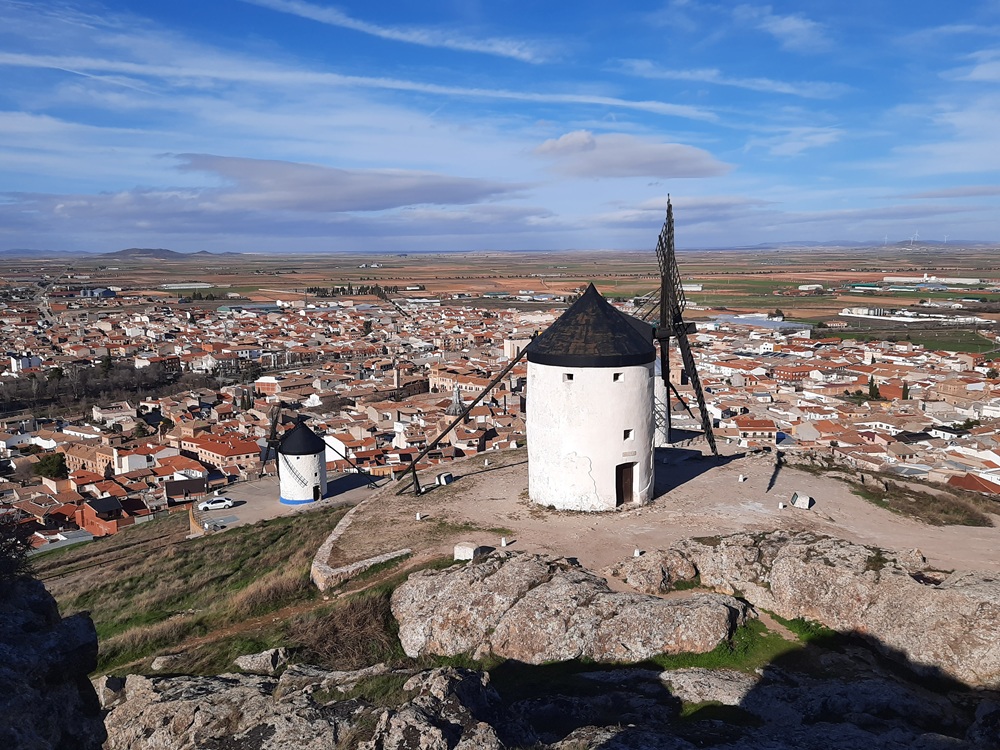 La petite ville sans grand charme de la Consuegra en contrebas