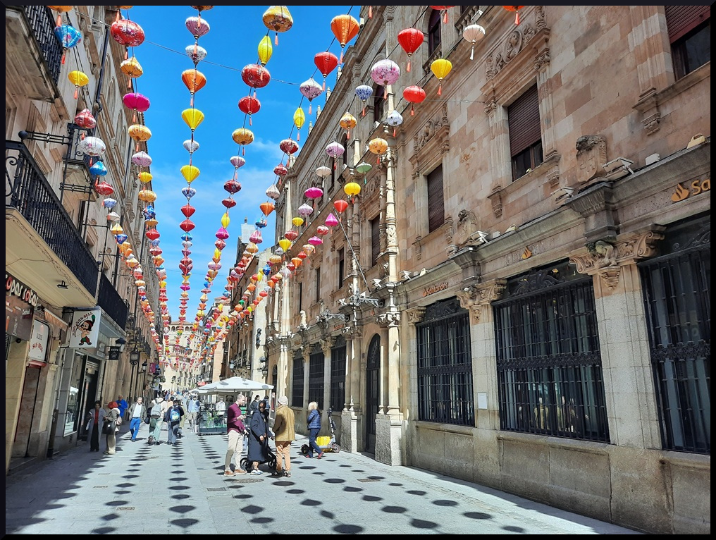 Calle de Zamora, décorée de lanternes pour fêter le Nouvel An chinois