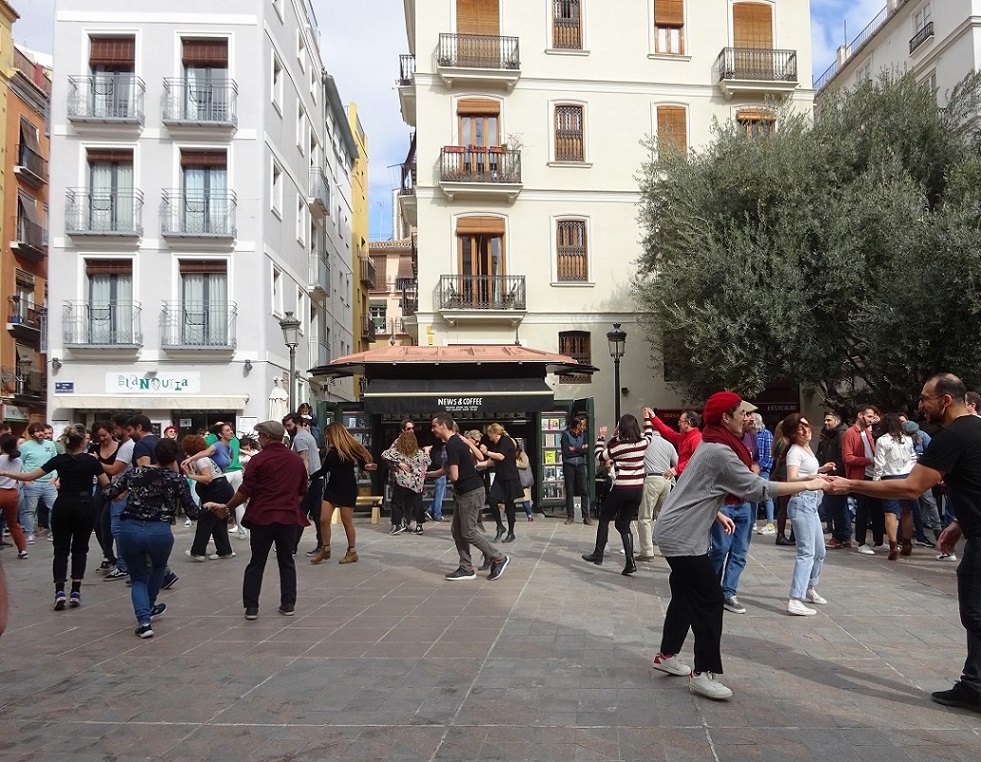 Dancing improvisé sur une placette du carrer d'Ercilla