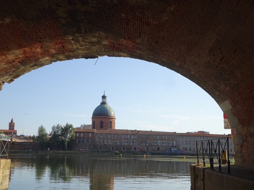 Retour sur la Garonne avec le dôme de la chapelle de la Grave au loin