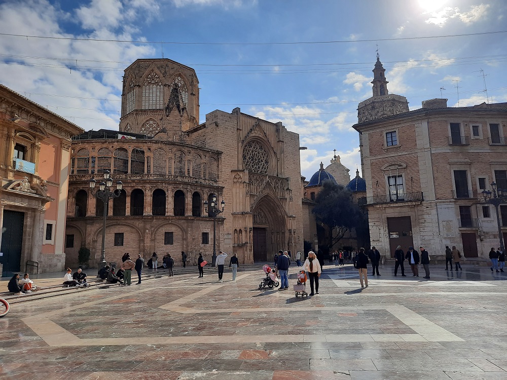 En faisant le tour de la cathédrale on arrive à la Plaça de la Mare de Déu