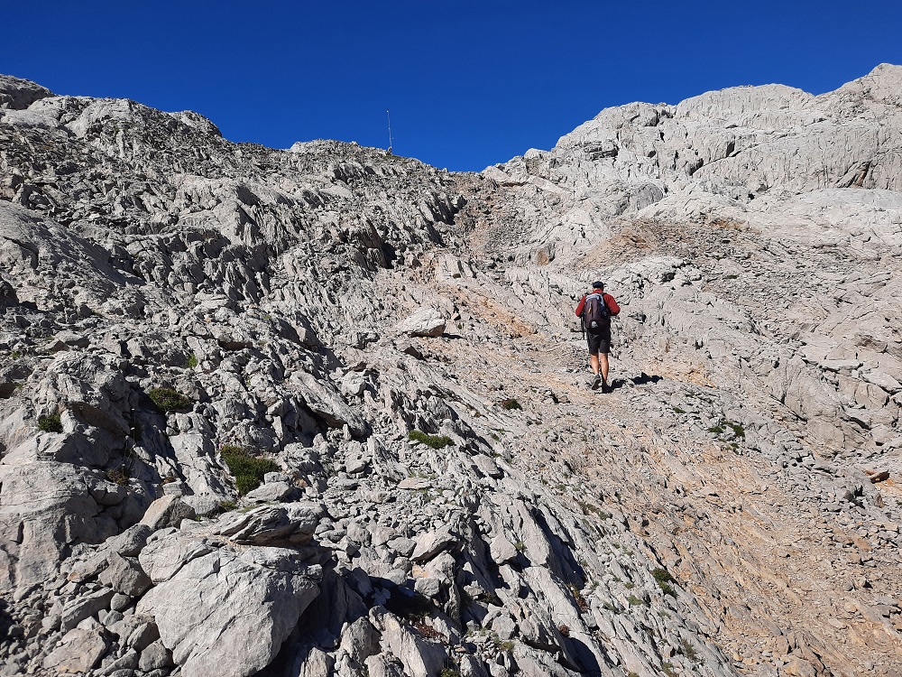 Encore quelques efforts avant d’arriver au refuge. Comme d’habitude, mon mari est devant et moi je traine la patte ! 😎
