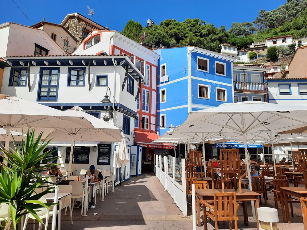 La calle Fuente de Abajo dans le bas de Cudillero