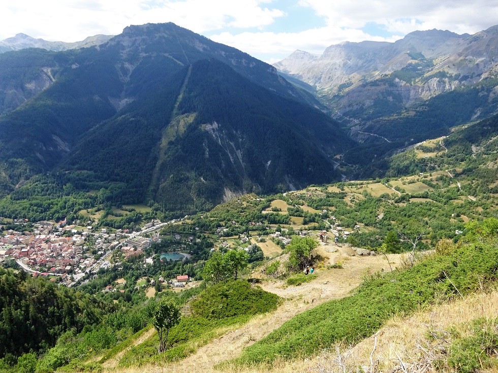 Vue sur St-Etienne-de-Tinée et la cime de la Bercha en face