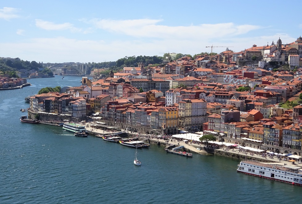 Vue sur le Cais de Ribeira depuis le bélvédère à côté de l'arrivée du téléphérique