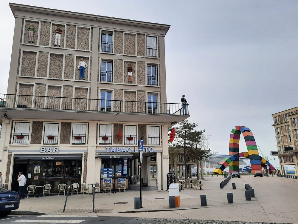 Dans le cadre de "Un Eté au Havre", cet immeuble a vu apparaître des personnages en 2019 et le "Catène de Conteneurs" à droite a lui été installé en 2017