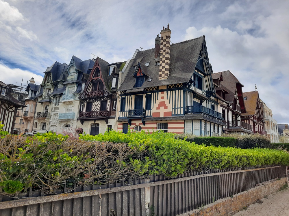 La promenade permet de passer devant des villas plus extraordinaires las unes que les autres