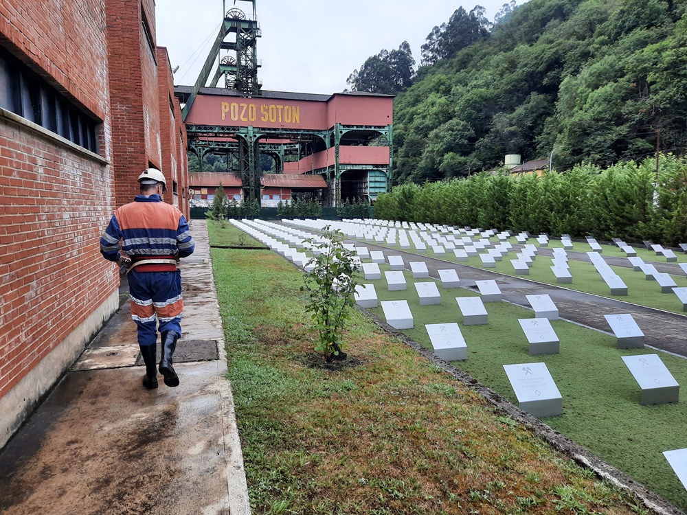 On accède à la mine en passant devant cet impressionnant mémorial avec le nom de tous les mineurs morts aux Asturies ; il y en a encore eu 7 en 2025 dans des mines privées 😥.