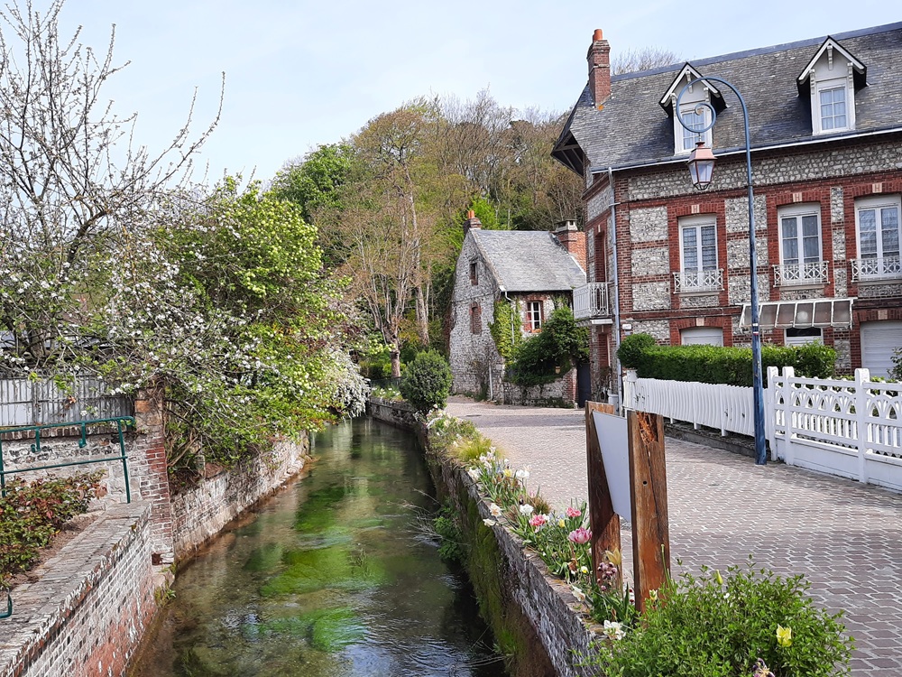 La promenade le long de la Veules fait tout le charme du village