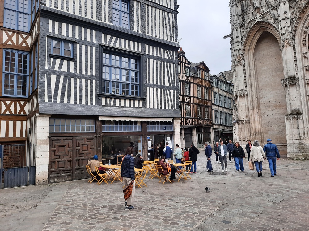 La place Barthélémy devant l'église Saint-Maclou