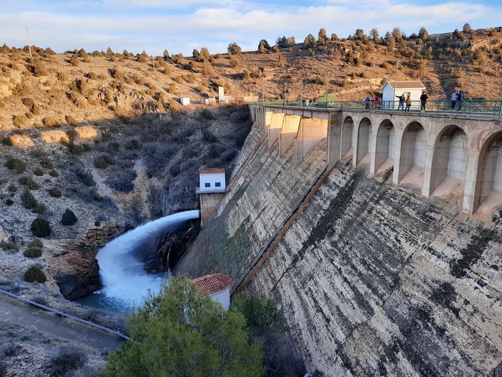Les pluies exceptionnelles des semaines précédentes ont rempli tous les lacs de retenue qu'il faut toujours maintenir à 90 % de la capacité maximale ; pas mal d'eau était donc relâchée dans la rivière