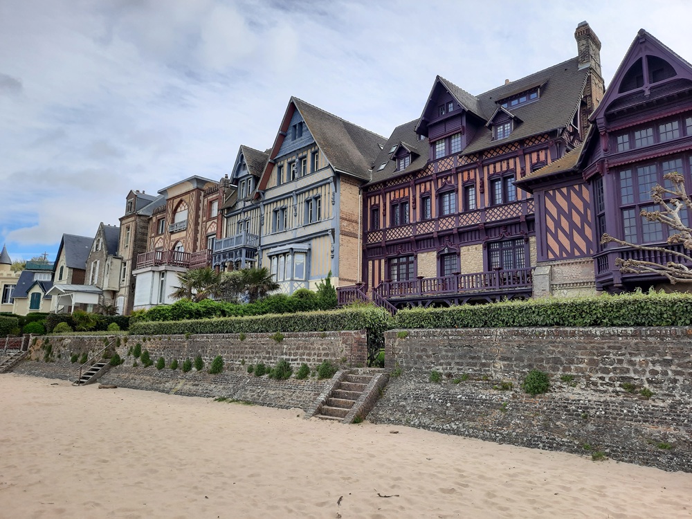 Les villas sur la promenade des Planches Savignac à Trouville